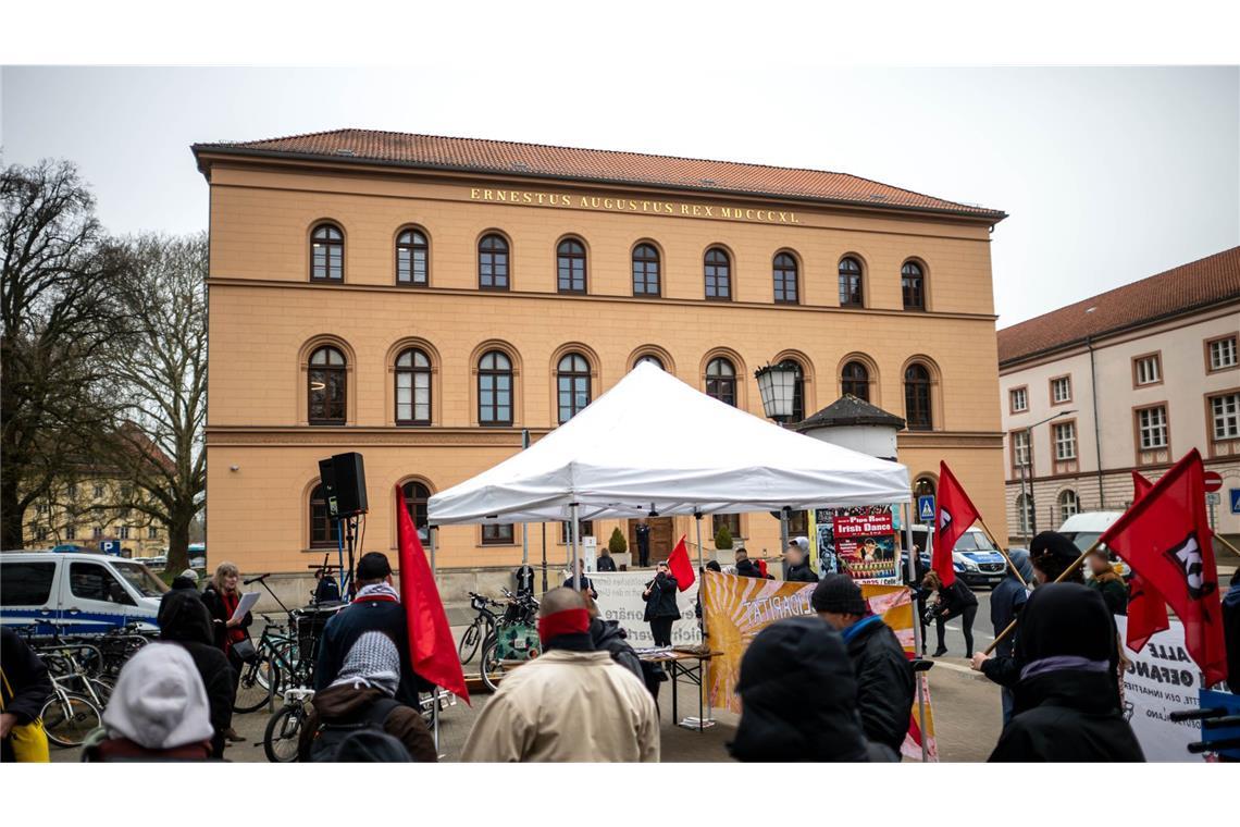 Klette-Prozess: Unterstützer protestieren vor dem Gericht Teilnehmer bei der Kundgebung „Solidarität mit Daniela“ in Celle.