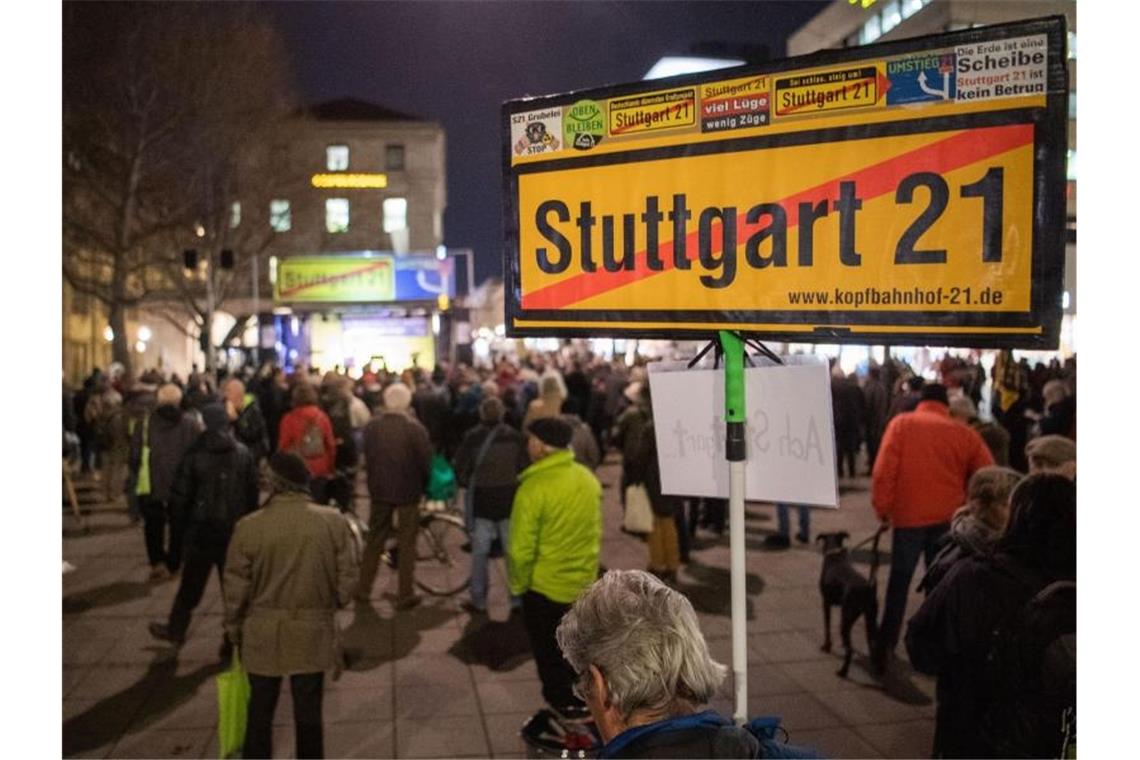 Teilnehmer der 499. Montagsdemonstration gegen das Bahnprojekt Stuttgart 21 stehen während einer Kundgebung auf dem Schlossplatz. Foto: Tom Weller/dpa