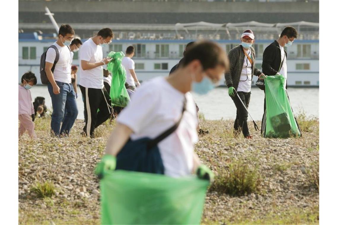 35.000 Helfer sammeln tonnenweise Müll von Flussufern Teilnehmer der Aktion in Düsseldorf. Foto: David Young/dpa