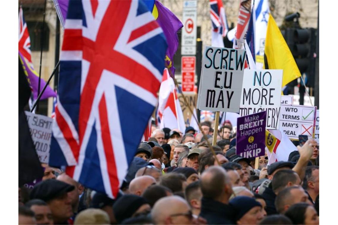 Kreise: May bietet Rücktritt vor nächster Parlamentswahl an Teilnehmer der „Brexit Betrayal Rallye“, einer Pro-Brexit-Demonstration, halten Fahnen und Schilder. Foto: Gareth Fuller/PA Wire