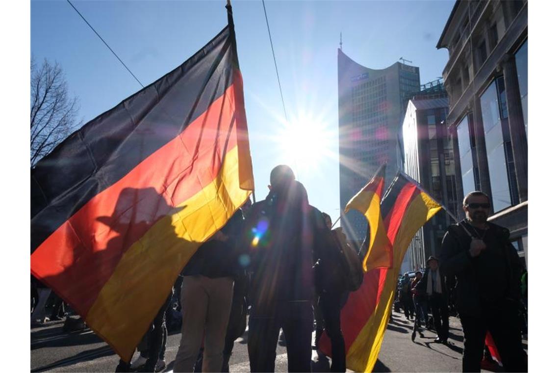 Teilnehmer der Demonstration der Initiative „Querdenken“ am 7. November auf dem Augustusplatz. Foto: Sebastian Willnow/dpa-Zentralbild/dpa
