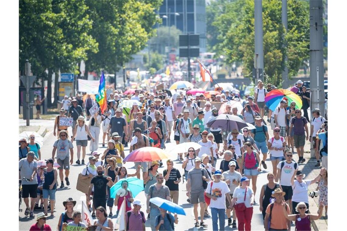 Teilnehmer der Demonstration gegen Corona-Maßnahmen in Stuttgart. Foto: Sebastian Gollnow/dpa
