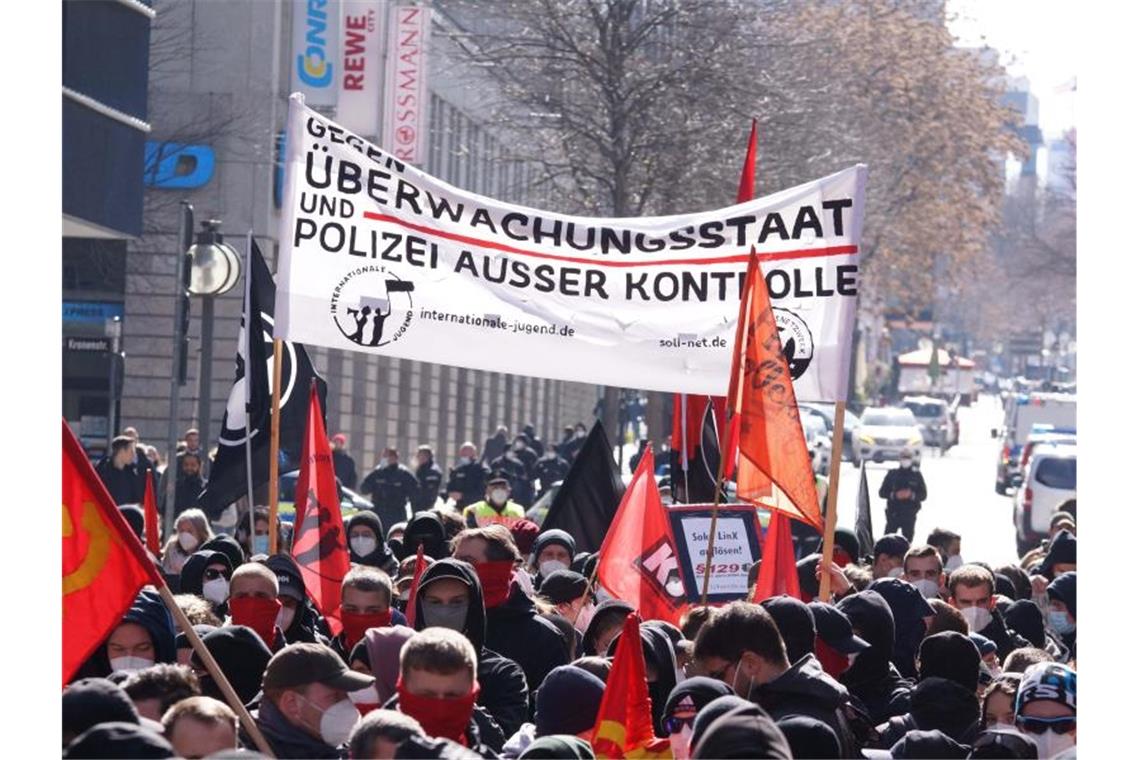 Zahlreiche Verstöße bei Stuttgarter Demo gegen Polizeigewalt Teilnehmer der Demonstration gegen Polizeigewalt ziehen durch Stuttgart. Foto: Andreas Rosar/dpa