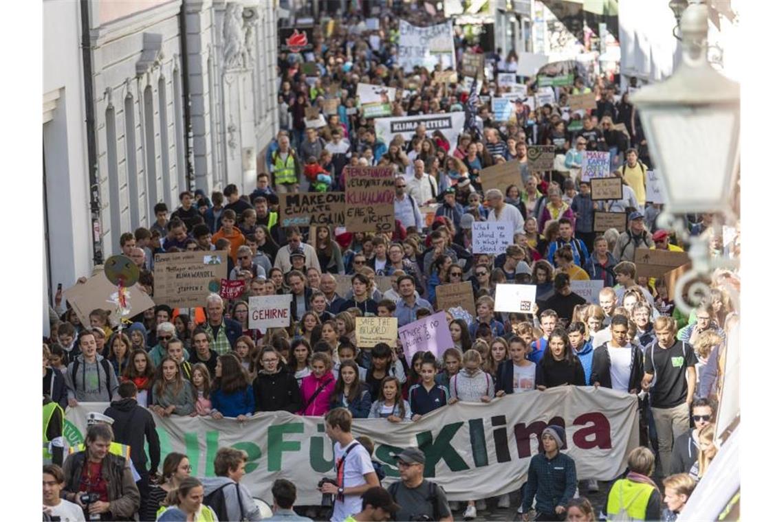 Teilnehmer der Demonstration im Rahmen des Globalen Klimastreiks gehen durch die Straßen. Foto: Patrick Seeger