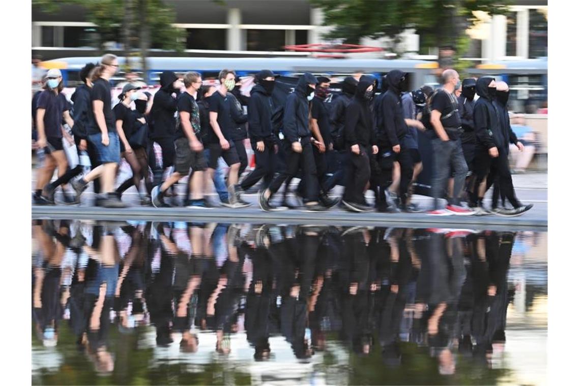 Hunderte Linke demonstrieren in Leipzig Teilnehmer der Demonstration „Storm the fortress - break all borders!“ gehen durch Leipzig. Begleitet wurden sie von einem Großaufgebot der Polizei. Foto: Robert Michael/dpa-Zentralbild/dpa