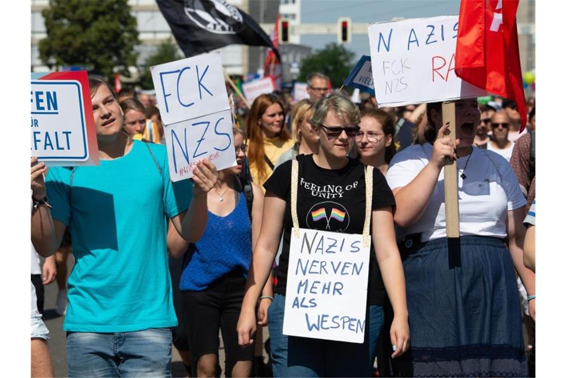 Teilnehmer der Gegendemonstration gehen mit Plakaten und Flaggen durch die Kasseler Innenstadt. Foto: Swen Pförtner