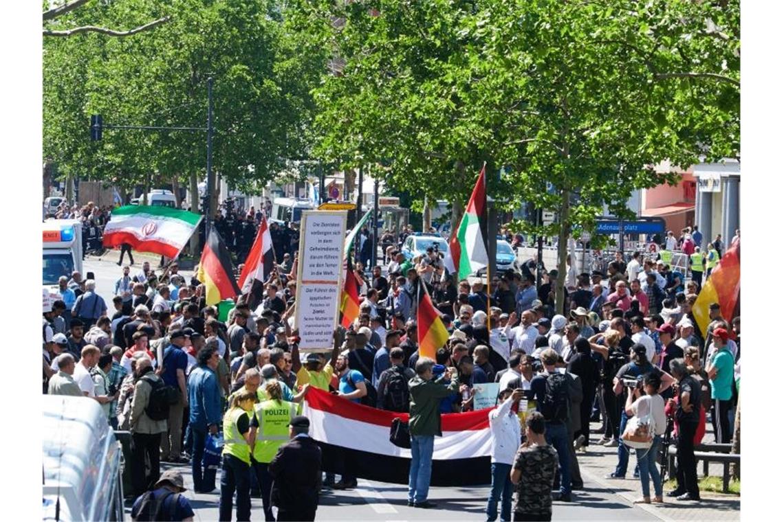 Teilnehmer der jährlichen anti-israelischen Al-Kuds-Demonstration auf dem Berliner Kurfürstendamm. Foto: Annette Riedl