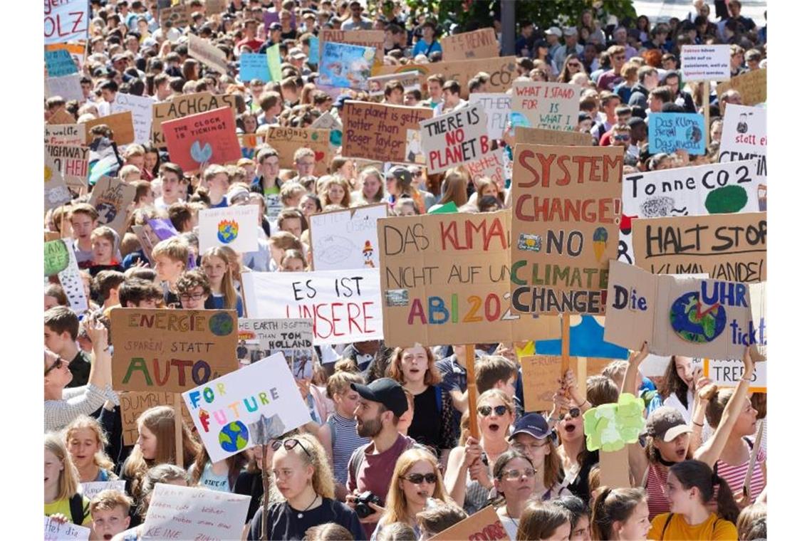 Teilnehmer der Klima-Demonstration Fridays for Future halten Transparente hoch. Foto: Georg Wendt/Archivbild