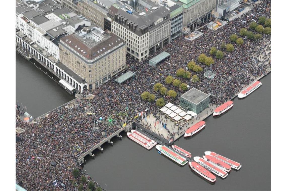 Teilnehmer der Klima-Demonstration Fridays for Future demonstrieren am Jungfernstieg für mehr Klimaschutz. Foto: citynewstv/dpa