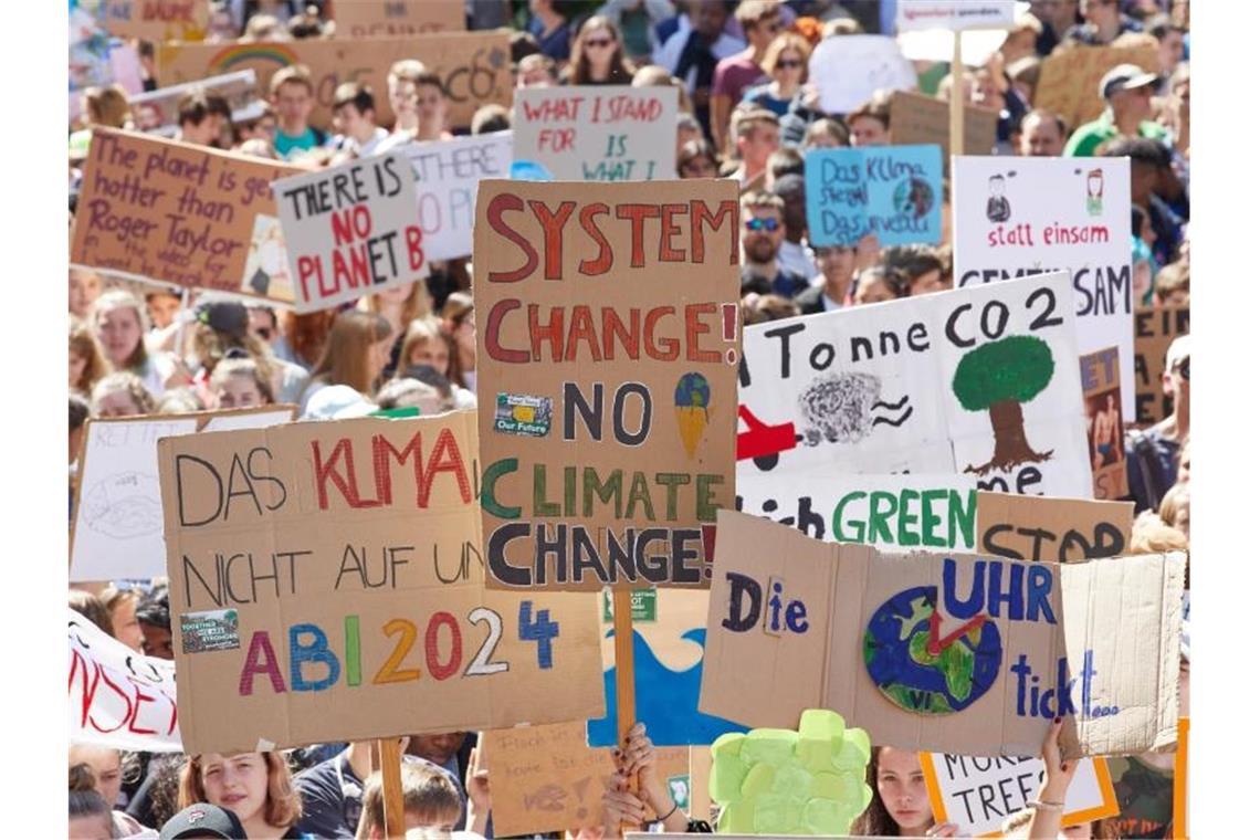 Klimaschutzforderungen: Gewerkschaft warnt vor Kahlschlag Teilnehmer der Klima-Demonstration Fridays for Future auf dem Gänsemarkt in Hamburg. Foto: Georg Wendt/Archiv