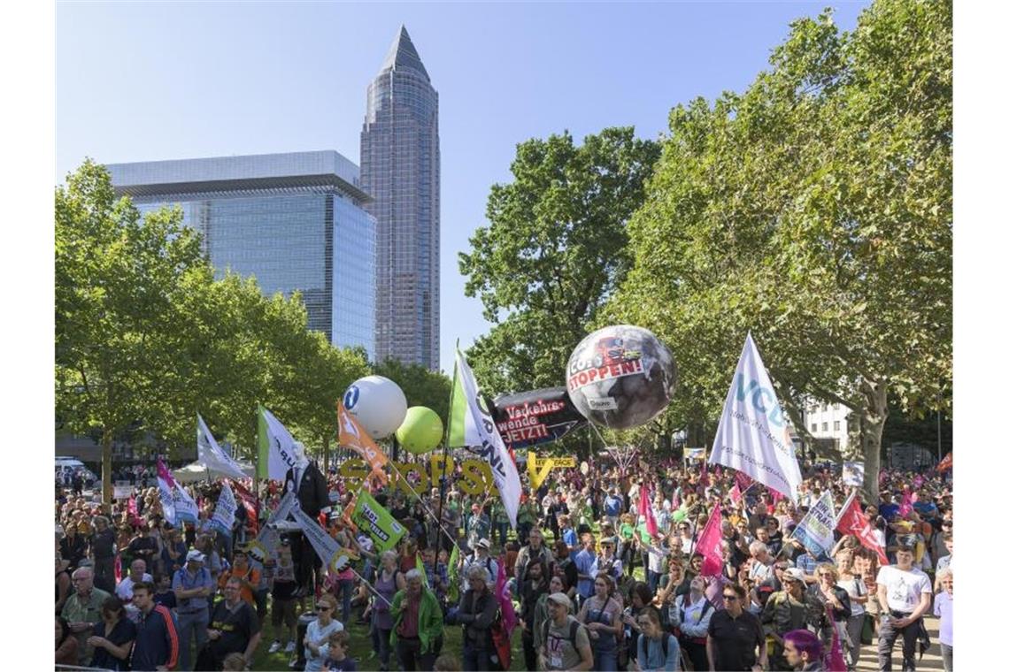 Proteste vor der IAA: Tausende fordern die Verkehrswende Teilnehmer der Kundgebung stehen gegenüber der Messe. Foto: Silas Stein