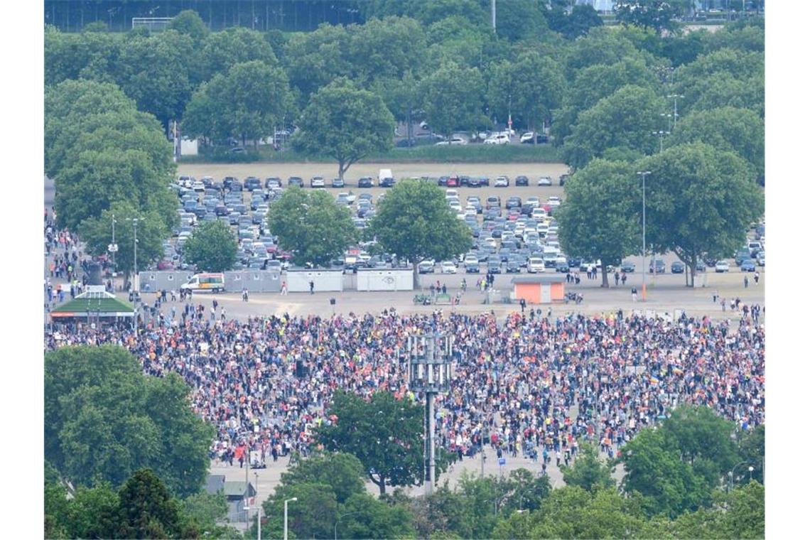 Mehrere tausend Menschen demonstrieren gegen Corona-Regeln Teilnehmer der Protestkundgebung der Initiative „Querdenken 711“ auf dem Cannstatter Wasen. Foto: Sebastian Gollnow/dpa