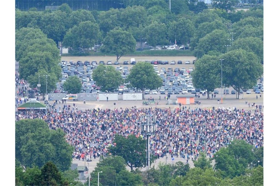 Mehrere tausend Menschen demonstrieren gegen Corona-Regeln