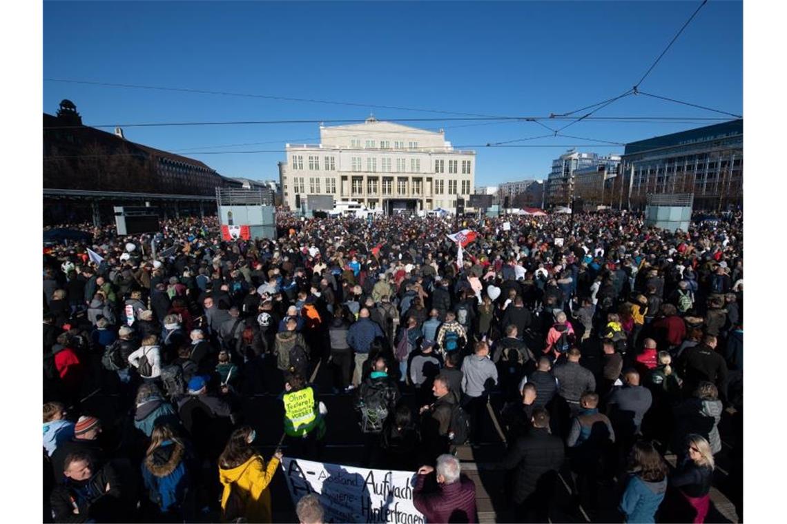 Teilnehmer der „Querdenken“-Demo auf dem Leipziger Augustusplatz. Foto: Sebastian Kahnert/dpa-Zentralbild/dpa