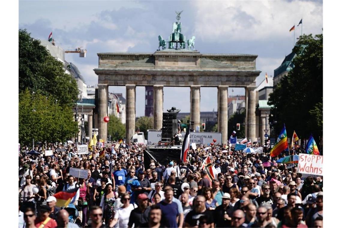 Teilnehmer der Veranstaltung auf der Straße des 17. Juni. Foto: Kay Nietfeld/dpa