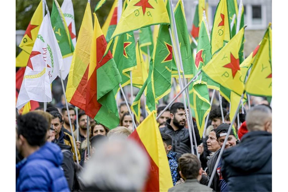 Kurden-Demonstrationen: Innenminister befürchtet Eskalation Teilnehmer einer Demonstration der Kurden schwenken Fahnen der YPG. Foto: Axel Heimken/dpa/Archivbild