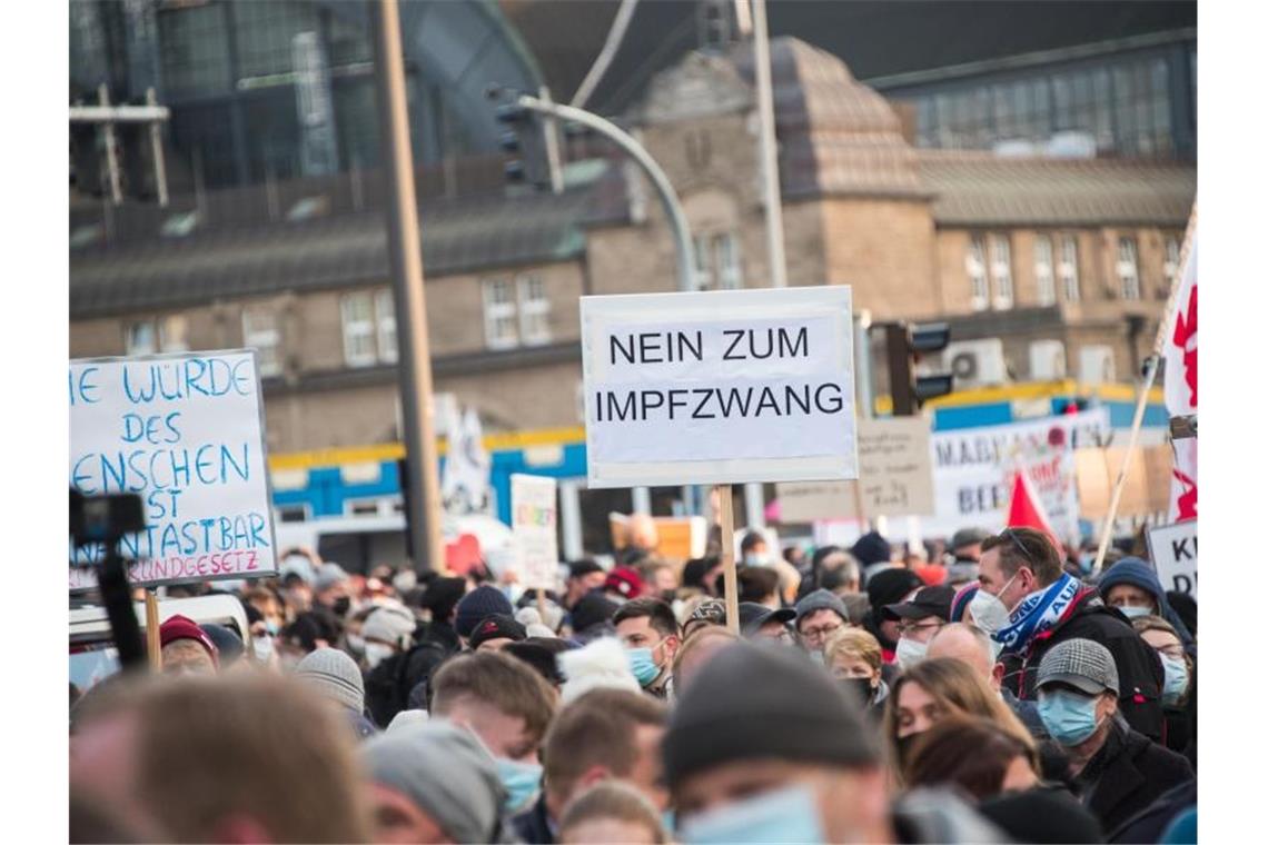 Regierung: Querdenker schicken Drohschreiben an Schulen Teilnehmer einer Demonstration gegen Corona-Einschränkungen sind in der HAmburger Innenstadt unterwegs. Foto: Daniel Bockwoldt/dpa