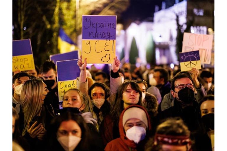 Teilnehmer einer Demonstration gegen den Angriff Russlands auf die Ukraine protestieren mit Schildern und Fahnen. Foto: Matthias Balk/dpa/Archivbild