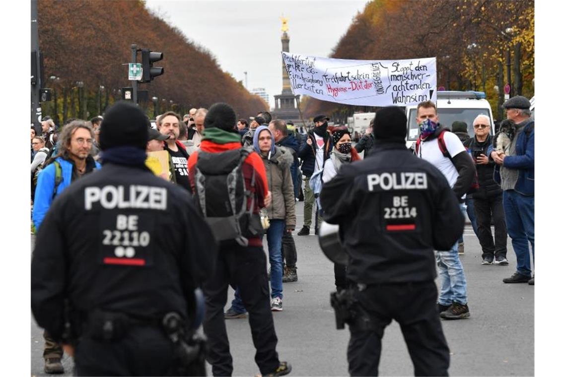 Infektionsschutzgesetz passiert Bundestag und Bundesrat Teilnehmer einer Demonstration gegen die Corona-Einschränkungen der Bundesregierung potestieren nahe dem Brandenburger Tor. Foto: Paul Zinken/dpa