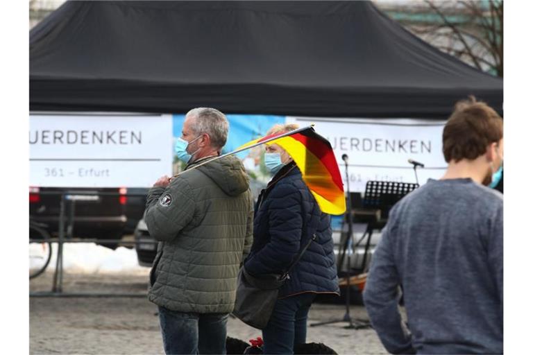 Teilnehmer einer Demonstration gegen die Corona-Maßnahmen in Erfurt auf dem Domplatz. Foto: Bodo Schackow/dpa-Zentralbild/dpa