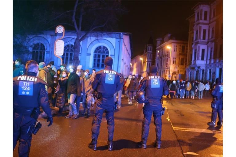 Teilnehmer einer Demonstration gegen die Corona-Maßnahmen gehen durch die Innenstadt von Gera und werden von der Polizei begleitet. Foto: Bodo Schackow/dpa-zentralbild/dpa