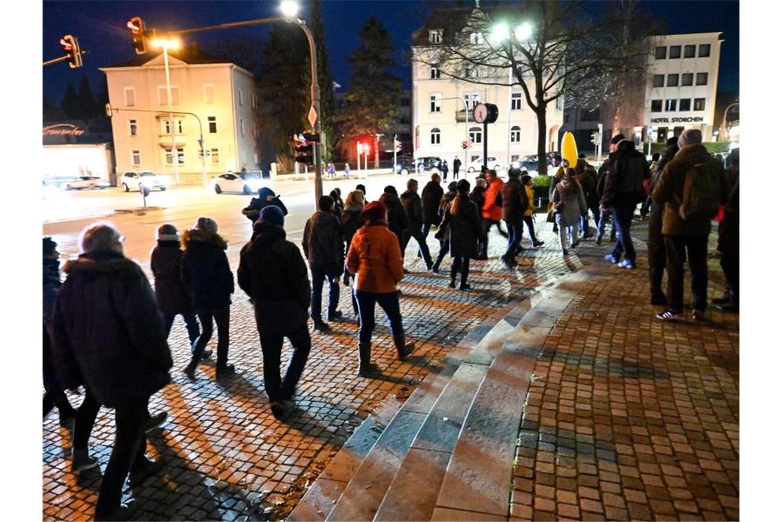 Experte: Impfpflicht-Diskussion hat Corona-Demos verändert Teilnehmer einer Demonstration gegen die Corona-Maßnahmen gehen durch Ravensburg. Foto: Felix Kästle/dpa/Symbolbild