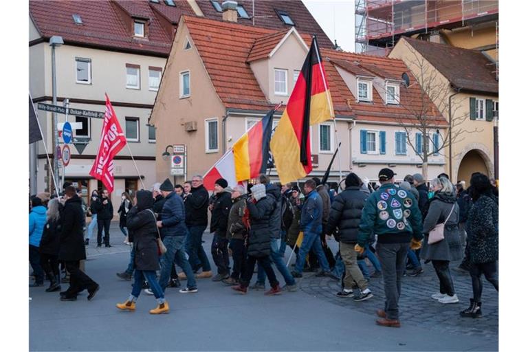 Teilnehmer einer Demonstration gegen die Corona-Maßnahmen gehen durch Reutlingen. Foto: Silas Stein/dpa