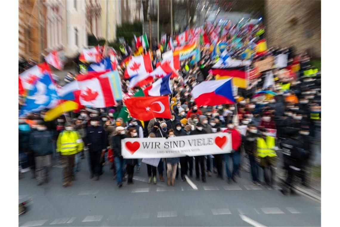Wieder Demos gegen Corona-Maßnahmen in ganz Deutschland Teilnehmer einer Demonstration gegen die Corona-Politik laufen durch Osnabrück. Foto: Lino Mirgeler/dpa