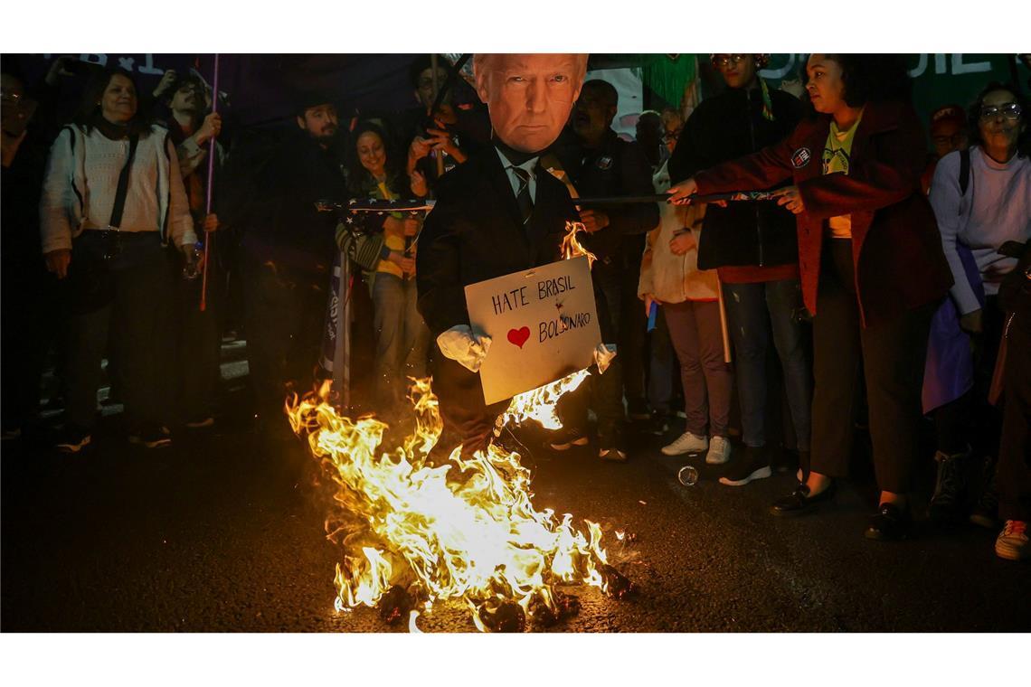 Bilder des Tages Teilnehmer einer Demonstration gegen die von US-Präsident Trump gegen Brasilien angekündigten Zölle setzen ein Bildnis von Trump in Brand während einer Versammlung auf der Avenida Paulista in Sao Paulo.