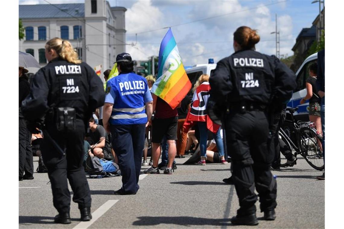 Teilnehmer einer Demonstration gegen Rechtsextreme versammeln sich im Zentrum von Chemnitz. Foto: Hendrik Schmidt