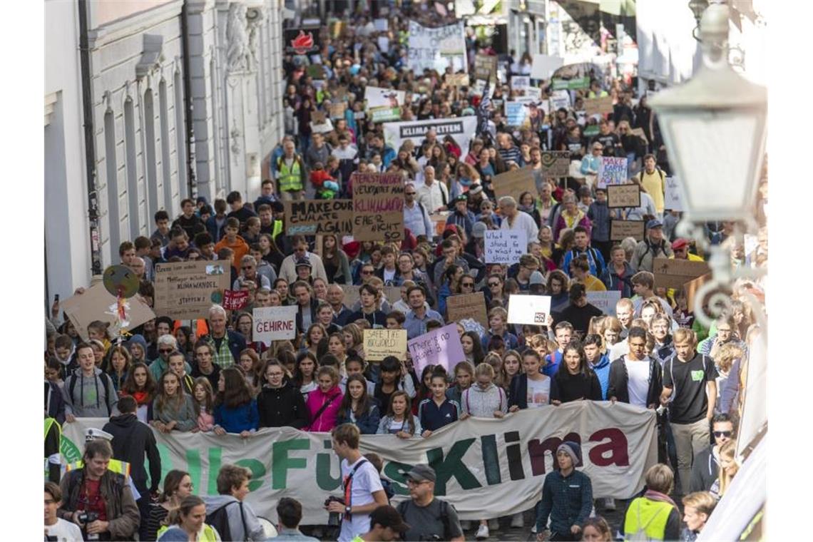 Zehntausende demonstrieren für Klimaschutz Teilnehmer einer Demonstration gehen durch die Straßen. Foto: Patrick Seeger