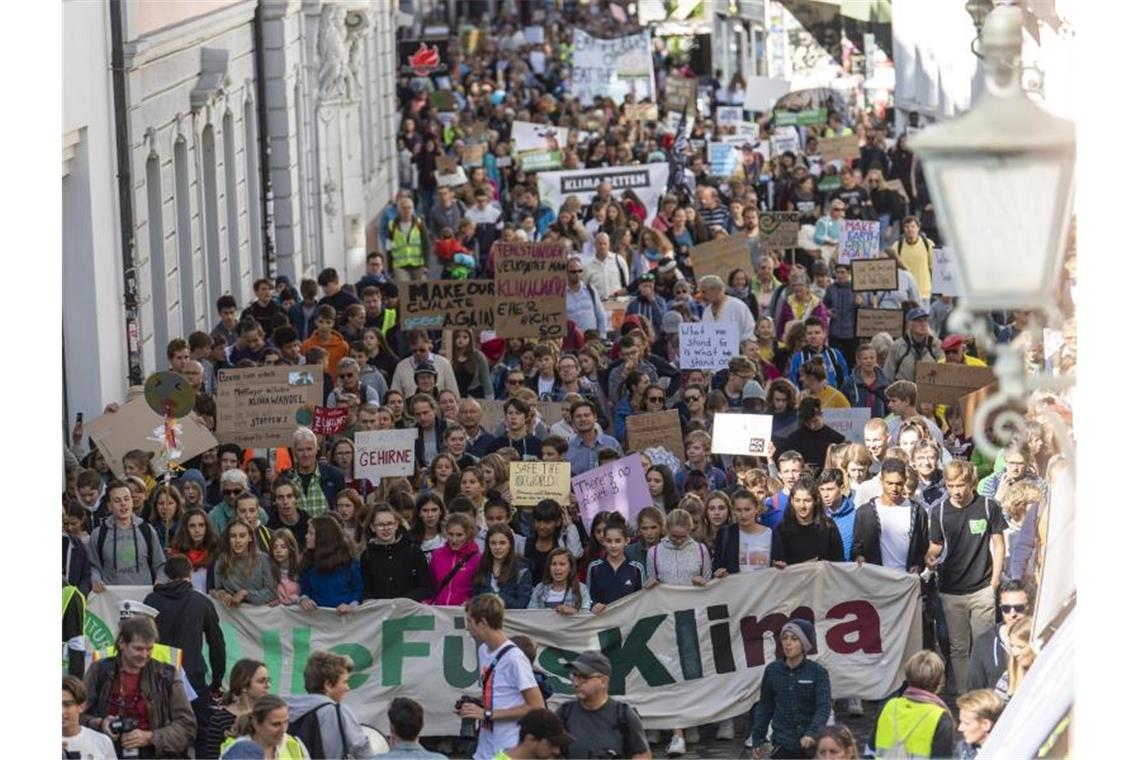 Teilnehmer einer Demonstration gehen durch die Straßen. Foto: Patrick Seeger