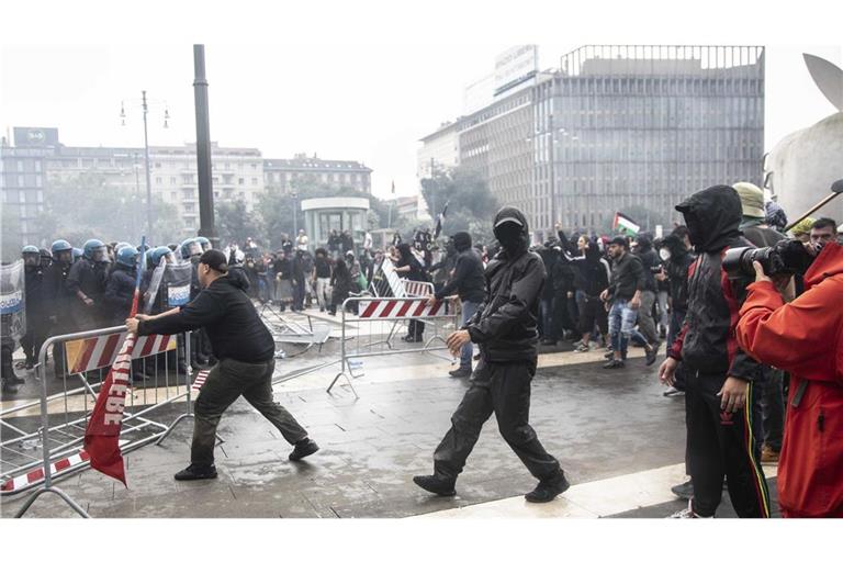 Teilnehmer einer Demonstration geraten beim Mailänder Hauptbahnhof mit der Polizei aneinander. Angekündigt war ein Streik aus Solidarität mit der Bevölkerung im Gazastreifen.