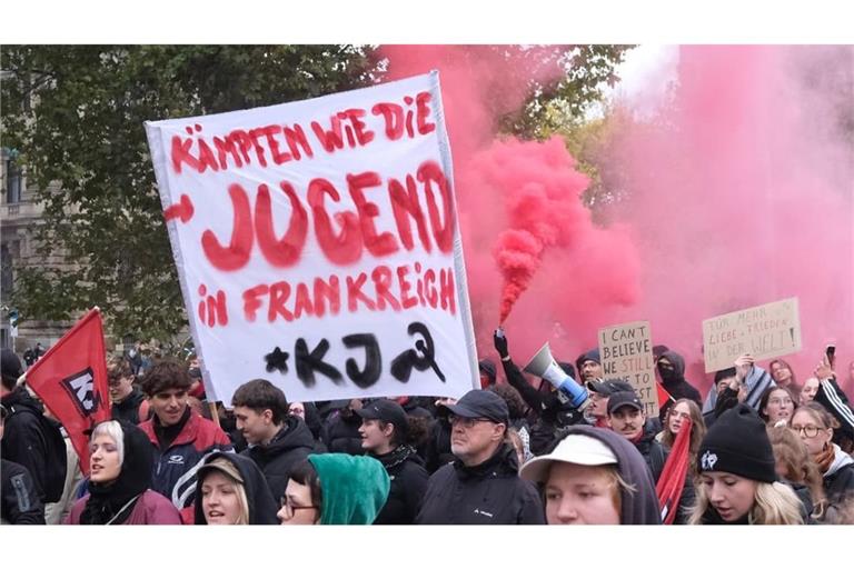 Teilnehmer einer Demonstration in Leipzig zünden Pyrotechnik und zeigen ein Transparent mit der Aufschrift „Kämpfen wie die Jugend in Frankreich". Die Initiative „Gen Z regelt“ hatte für den 31. Oktober zu Protesten in rund 30 Städten aufgerufen. Sie setzt sich unter anderem für mehr Klimaschutz, Maßnahmen gegen steigende Lebenshaltungskosten und gegen die Wehrpflicht ein.