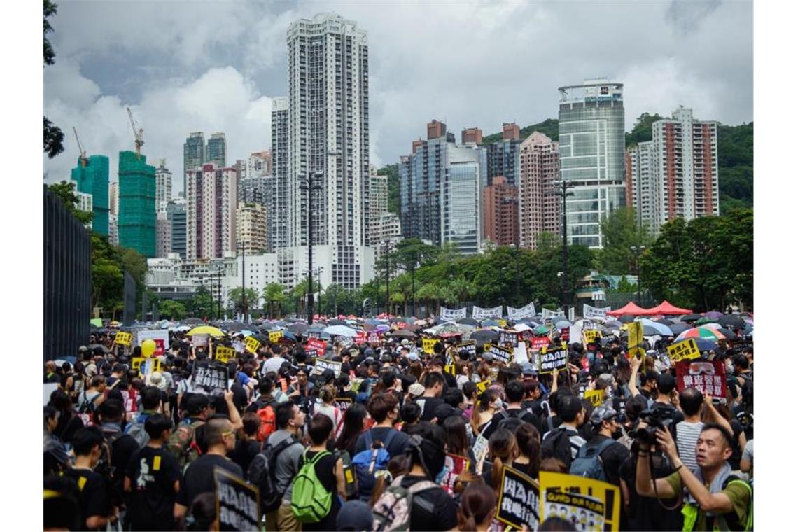 Teilnehmer einer Demonstration kommen zur Protestkundgebung im Victoria Park. Foto: Gregor Fischer