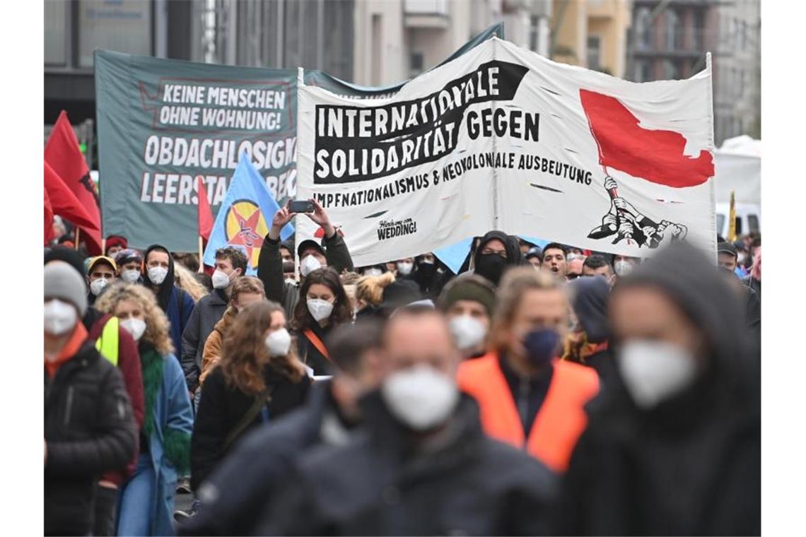 Teilnehmer einer Demonstration linker und linksradikaler Gruppen mit dem Titel „Von der Krise zur Enteignung“ unterwegs im Wedding. Foto: Bernd Von Jutrczenka/dpa