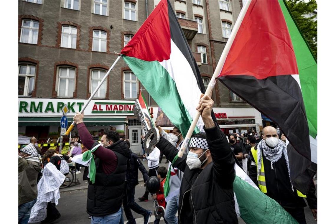 Proteste gegen Vorgehen Israels - Ausschreitungen in Berlin Teilnehmer einer Demonstration verschiedener palästinensischer Gruppen laufen mit Palästina-Flaggen durch Neukölln. Foto: Fabian Sommer/dpa
