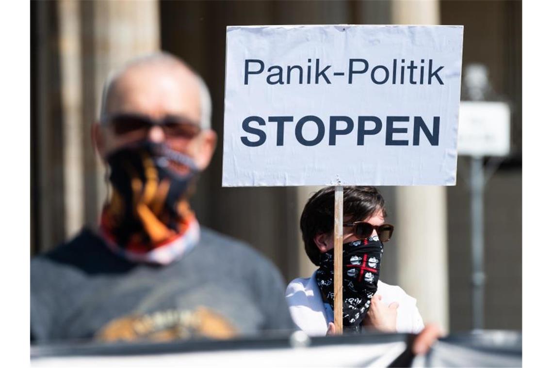 Teilnehmer einer Demonstration vor dem Brandenburger Tor. Foto: Christophe Gateau/dpa