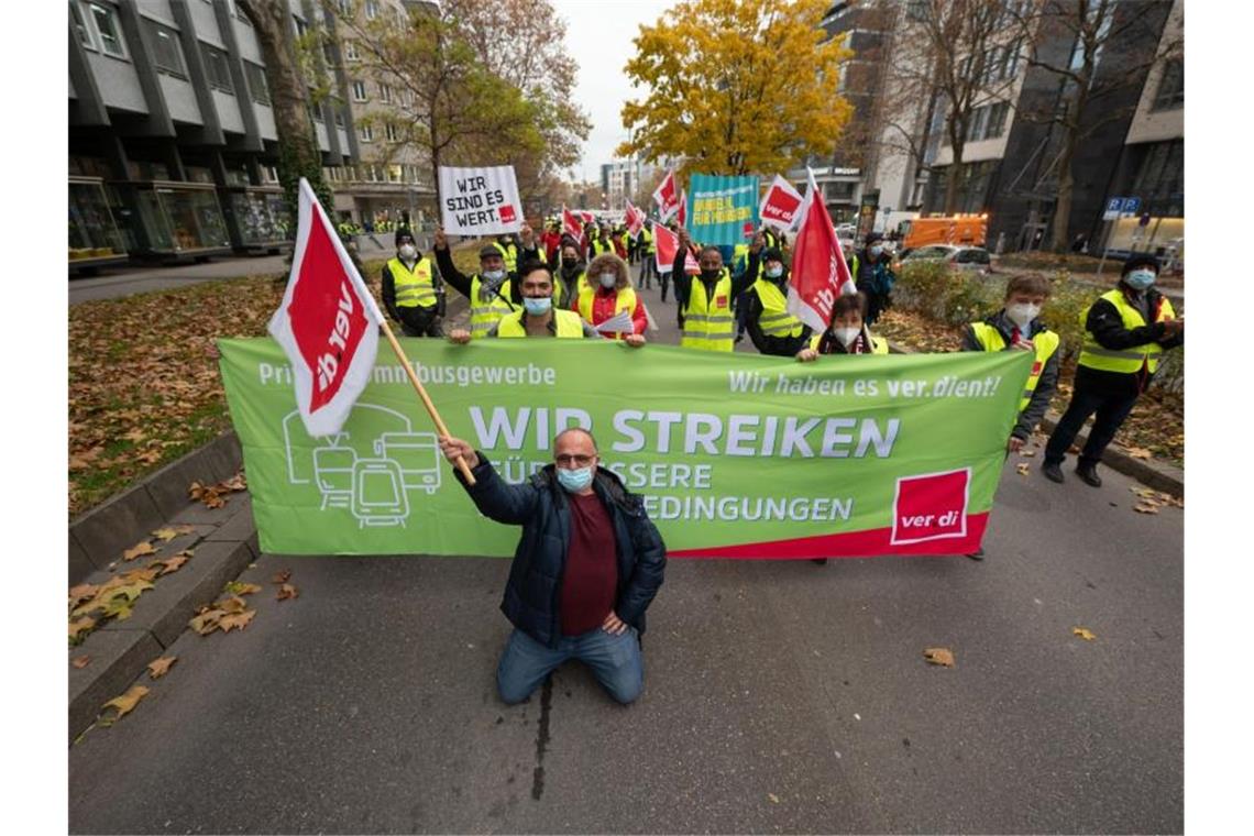 Private Busfahrer streiken vor Tarif-Verhandlungsrunde Teilnehmer einer Demonstration zu einem Streik im privaten Omnibusgewerbe halten ein Transparent. Foto: Marijan Murat/dpa