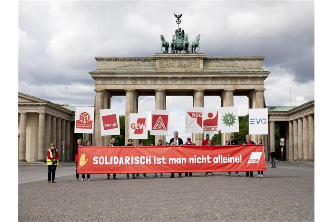 Teilnehmer einer DGB-Aktion zum Tag der Arbeit vor dem Brandenburger Tor. Foto: Christoph Soeder/dpa