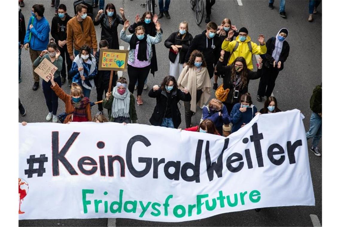 Mit Abstand und Maske: Tausende bei Klima-Demos im Südwesten Teilnehmer einer „Fridays for Future“-Demo gehen durch Stuttgart. Foto: Christoph Schmidt/dpa