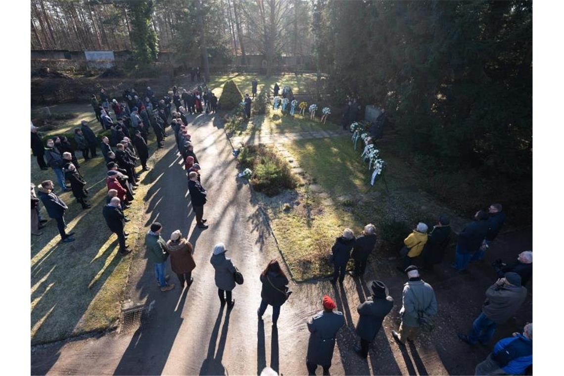 Gedenken in Dresden an Zerstörung 1945 Teilnehmer einer Gedenkveranstaltung auf dem Nordfriedhof in Dresden. Foto: Sebastian Kahnert/dpa