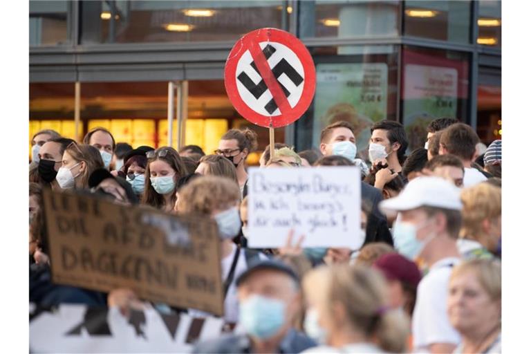 Teilnehmer einer Gegendemonstration gegen Pegida und den Auftritt von Björn Höcke in Dresden. Foto: Sebastian Kahnert/dpa-Zentralbild/dpa