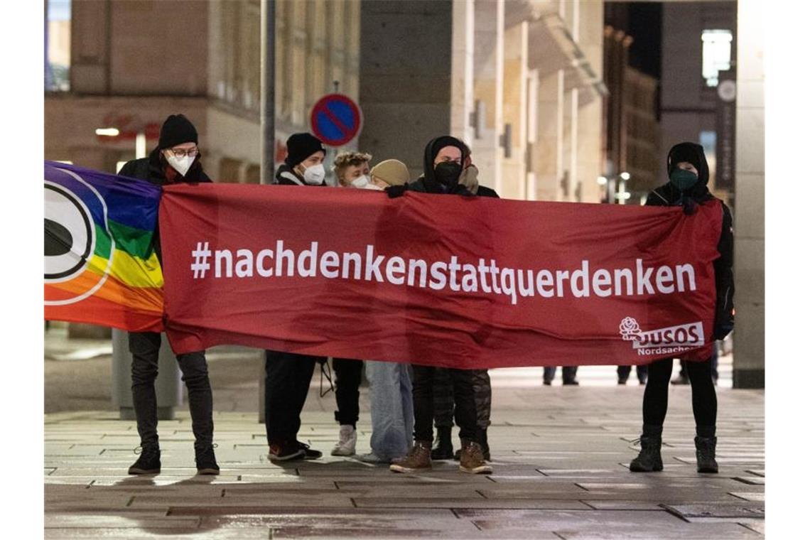 Proteste gegen Corona-Maßnahmen und Gegendemonstrationen Teilnehmer einer Gegendemonstration in Dresden halten ein Transparent mit der Aufschrift „Nachdenken statt querdenken“. Foto: Sebastian Kahnert/dpa-Zentralbild/dpa