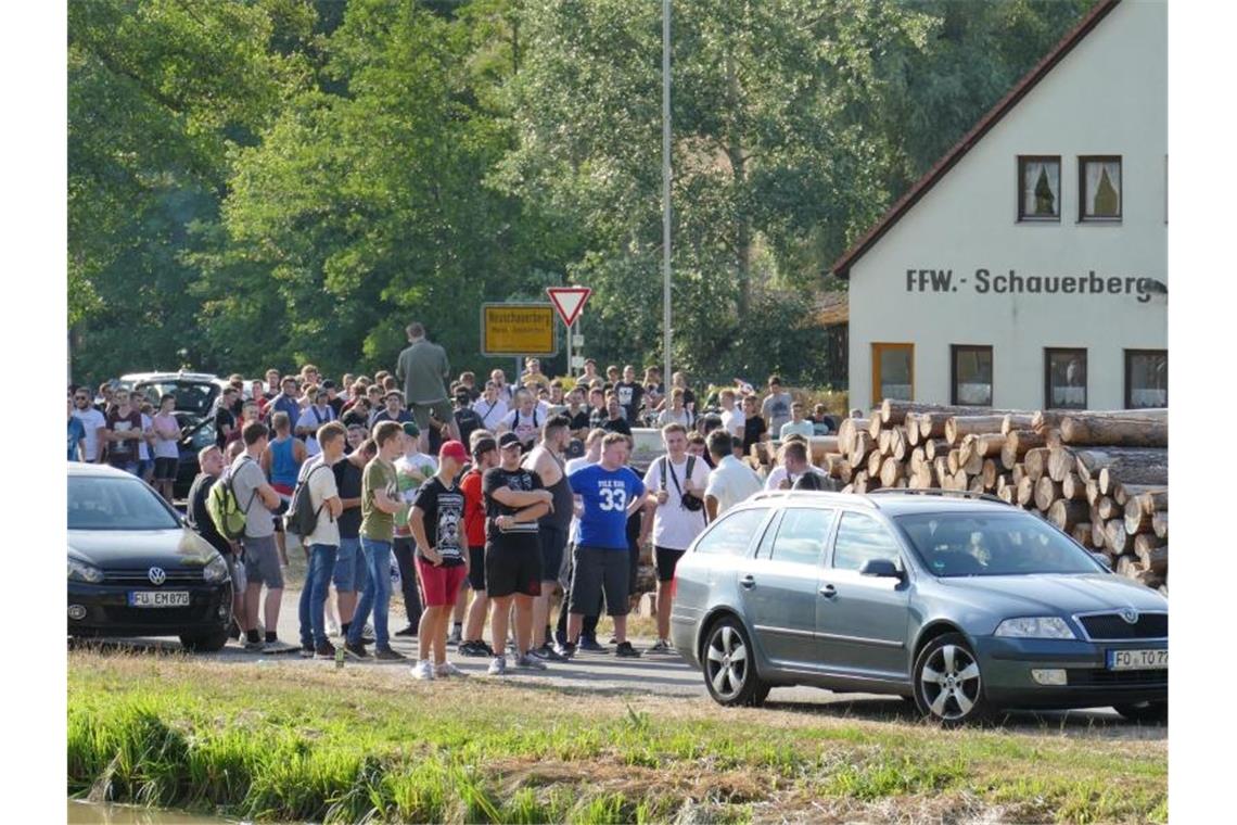 Youtuber „Drachenlord“ muss zwei Jahre in Haft Teilnehmer einer Hass-Demo gegen den Youtuber „Drachenlord“. (Archivbild). Foto: David Oßwald/NEWS5/dpa