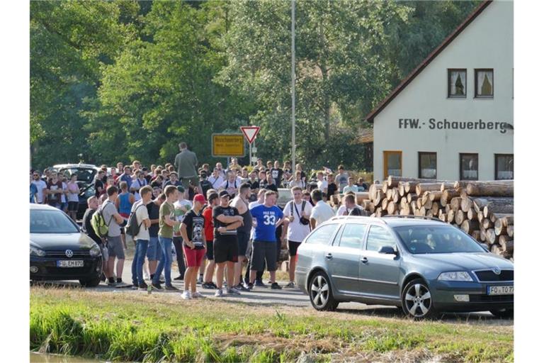 Teilnehmer einer Hass-Demo gegen den Youtuber „Drachenlord“. (Archivbild). Foto: David Oßwald/NEWS5/dpa