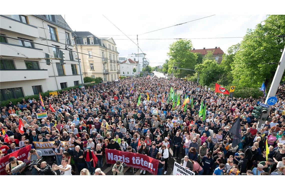 Teilnehmer einer Kundgebung anlässlich eines Angriffs auf einen SPD-Politiker auf dem Pohlandplatz in Dresden.