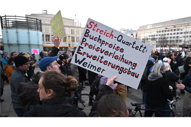 Teilnehmer einer Kundgebung des Leipziger Aktionsbündnis „Leipzig nimmt Platz“ protestieren vor Beginn des Festakts zur Eröffnung der Leipziger Buchmesse vor dem Gewandhaus in Leipzig.