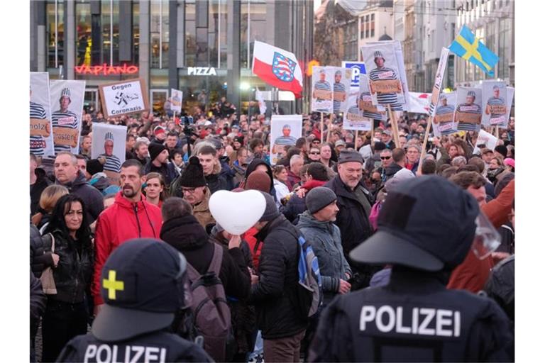 Teilnehmer einer Kundgebung von Kritikern der Coronamaßnahmen auf dem Augustusplatz in Leipzig. Foto: Sebastian Willnow/dpa-Zentralbild/dpa