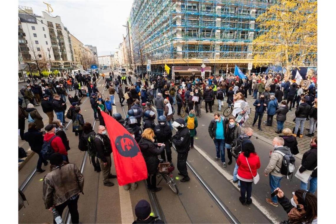 Zahlreiche Proteste in Deutschland gegen Corona-Politik Teilnehmer einer Kundgebung vor dem Bundesgesundheitsministerium in Berlin. Foto: Christoph Soeder/dpa